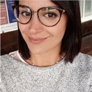 Laureata in materie umanistiche, ottima conoscenza della lingua inglese, impartisce lezioni di lingua per studenti di ogni ordine e grado